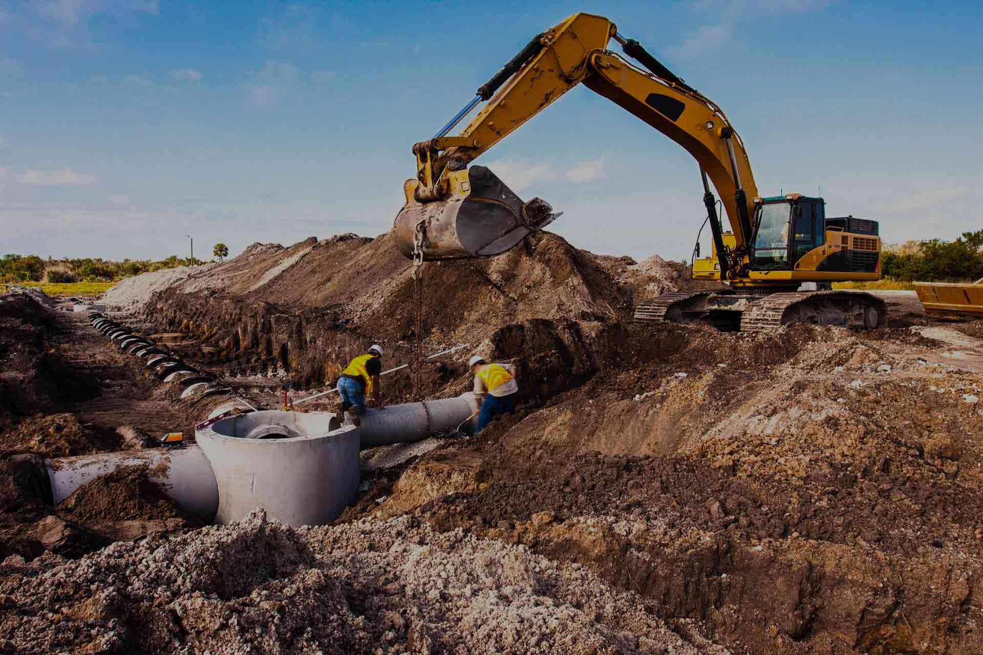 Digging this. Экскаватор копает асфальт. Digging in Construction works. Construction resources. Diggers worker.